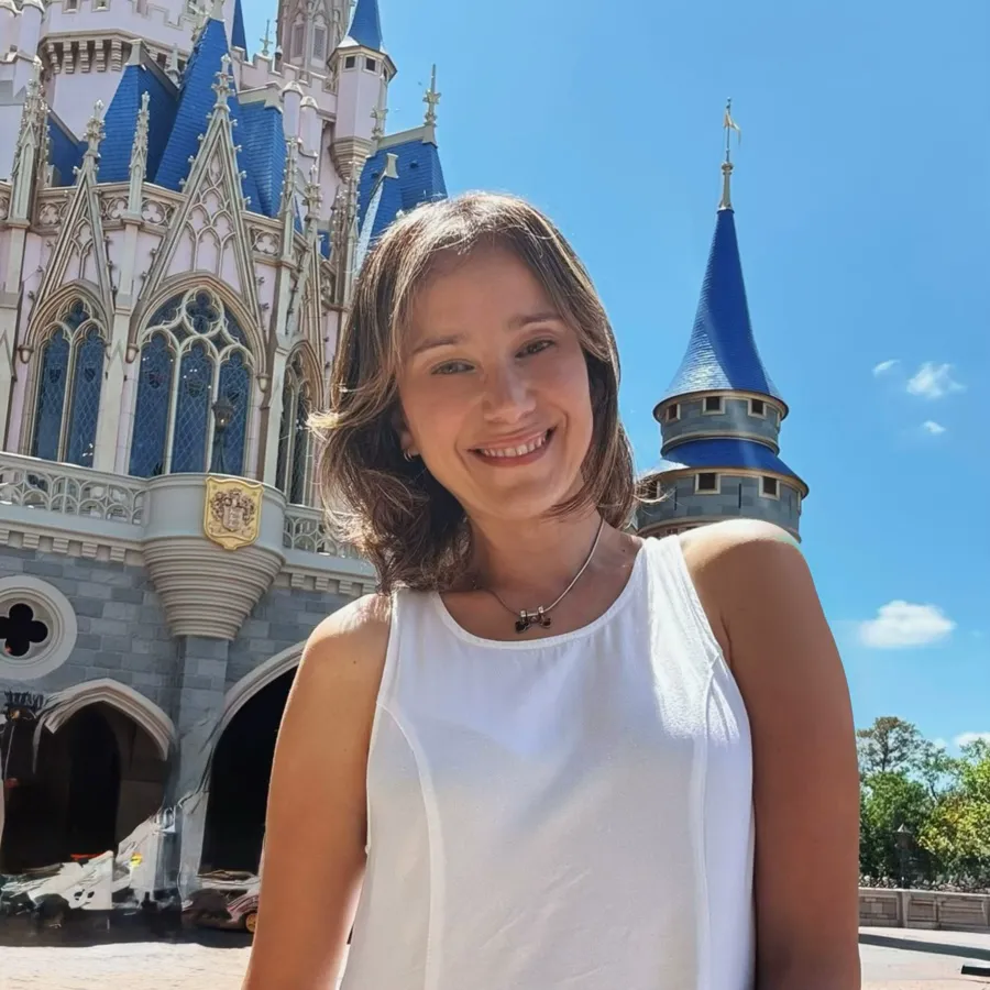 Ana Letícia Torres smiling in front of the Magic Kingdom castle